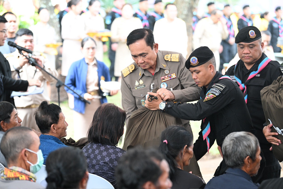 “ในหลวง” ทรงห่วงใย! โปรดเกล้าฯ "พล.อ.ประยุทธ์" นำคณะองคมนตรีเชิญสิ่งของพระราชทาน มอบที่ดินทำกิน-ระบบโซลาร์เซลล์ให้ชาวน่าน