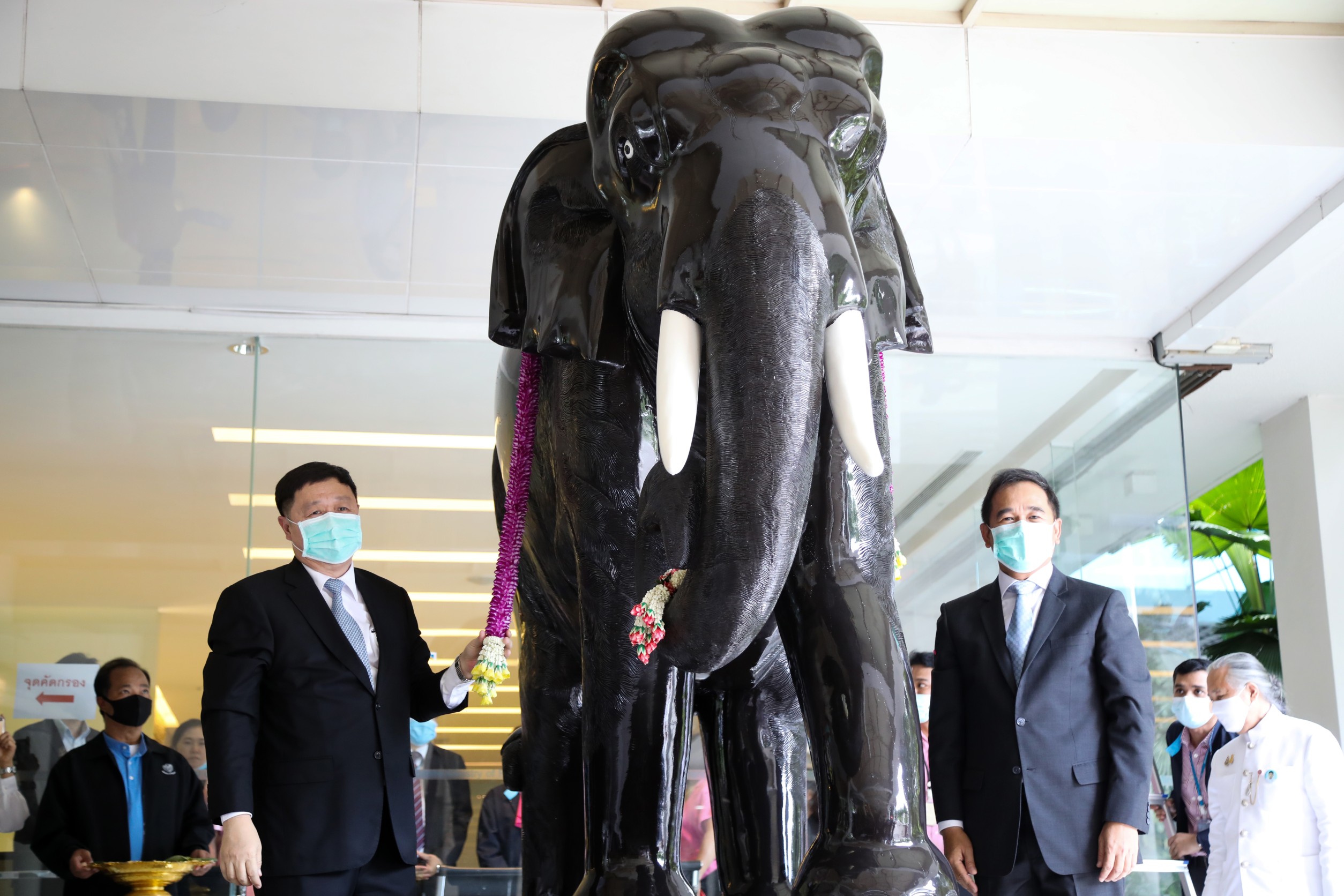 ปลัดคลังทำพิธีบวงสรวงองค์ช้างคู่ประจำกระทรวงการคลัง สร้างกำลังใจในการแก้ปัญหาเศรษฐกิจ 