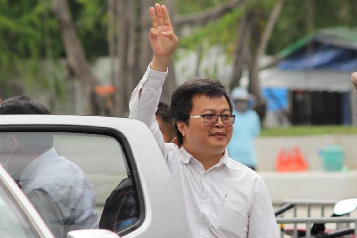  สน.ปทุมวัน นำตัว "ทนายอานนท์" มาศาลอาญากรุงเทพใต้ ขอประกันตัว