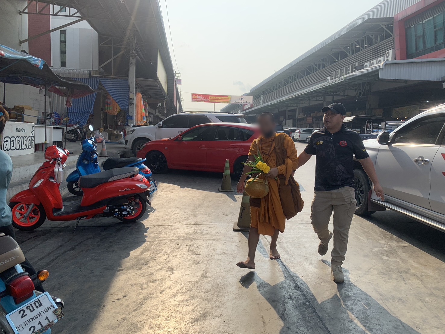 ปทุมธานี สำนักพุทธร่วมหลายหน่วยงานจับพระบิณฑบาต ตรวจสอบพบเหล้าในย่าม