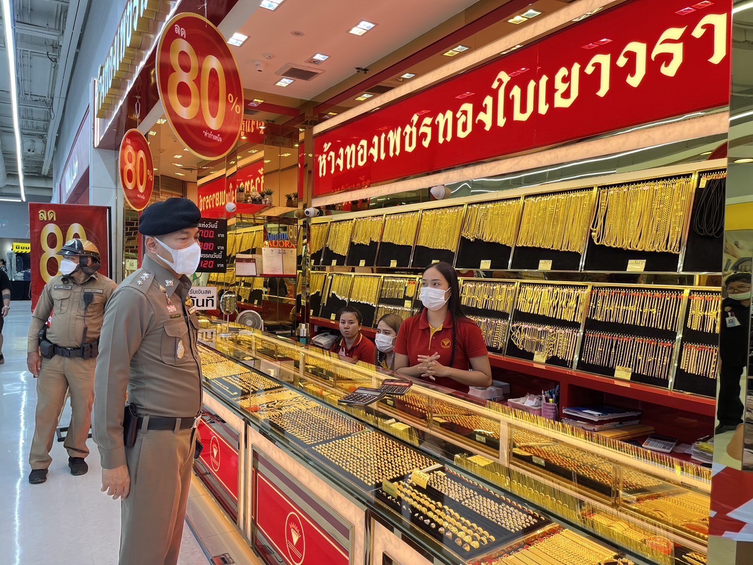 สืบท่าข้าม รวบหนุ่มติดหนี้พนันออนไลน์ วิ่งราวสร้อยคอมือทองคำ หนัก 5 บาท ร้านทองย่านพระราม2