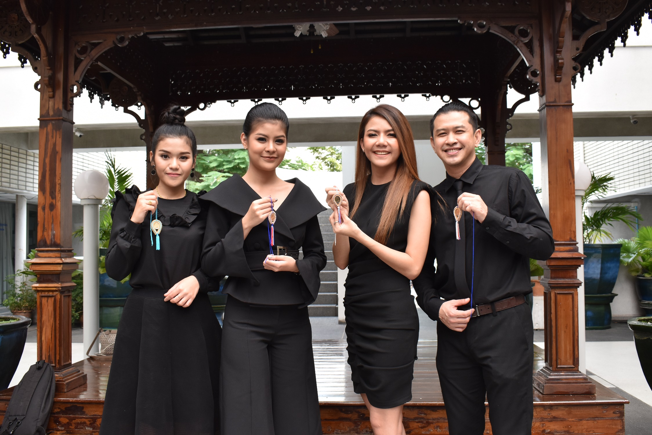 “จ๊ะ อาร์สยาม” นำทีม “ธัญญ่า-ลาดา” ศิลปินจิตอาสา ร้อยข้าวเพื่อพ่อหลวง ประดิษฐ์ “มาลาเมล็ดข้าว”
