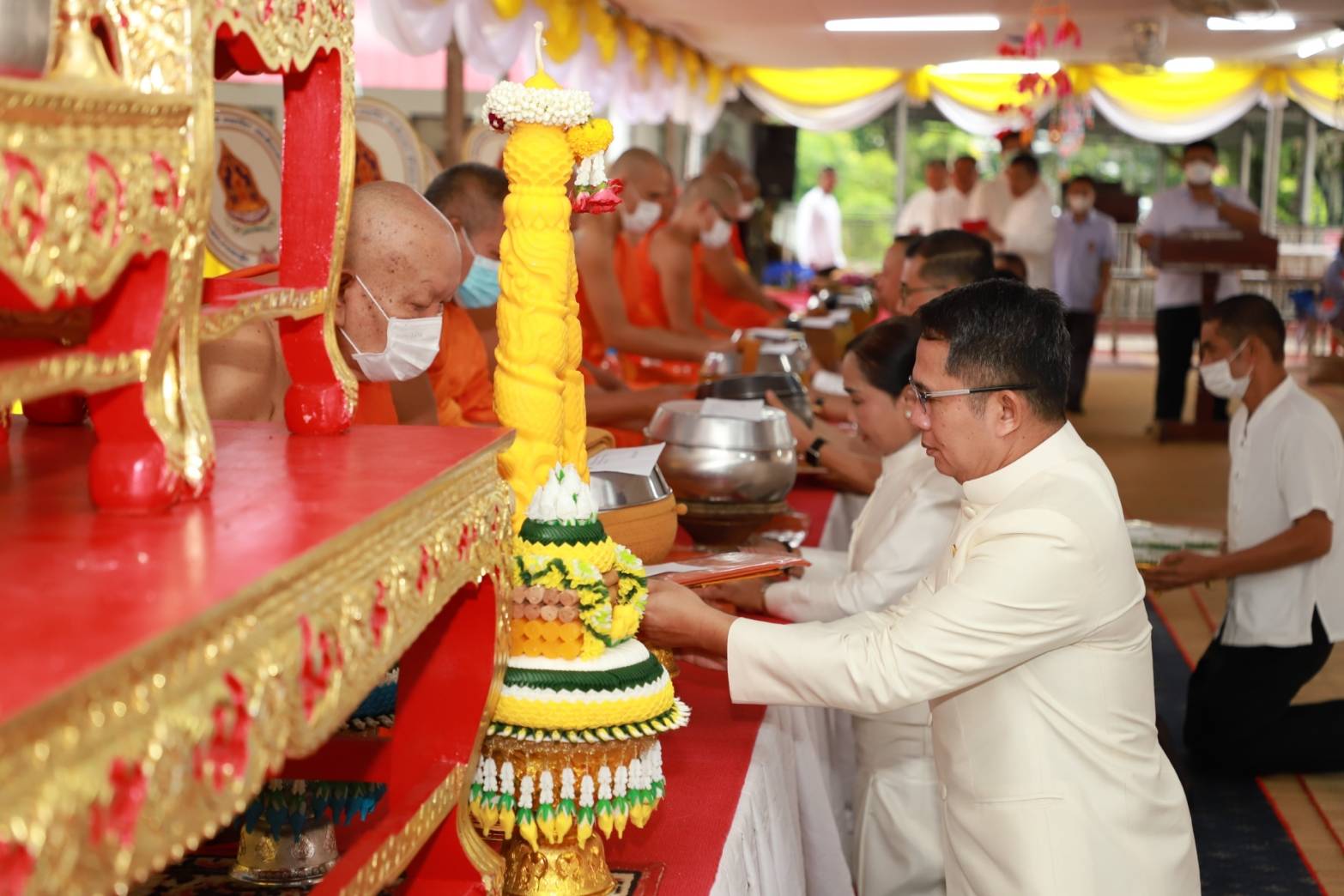 รองผู้ว่าฯยโสธรนำส่วนราชการและพุทธศาสนิกชนนุ่งขาวห่มขาวร่วมกันทำบุญตักบาตรข้าวสารอาหารแห้งพร้อมเวียนเทียน