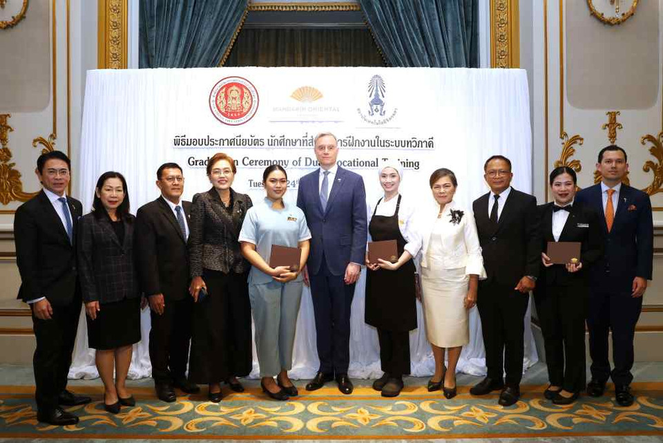 พิธีมอบประกาศนียบัตรนักศึกษาที่สำเร็จการฝึกงานในระบบทวิภาคี 