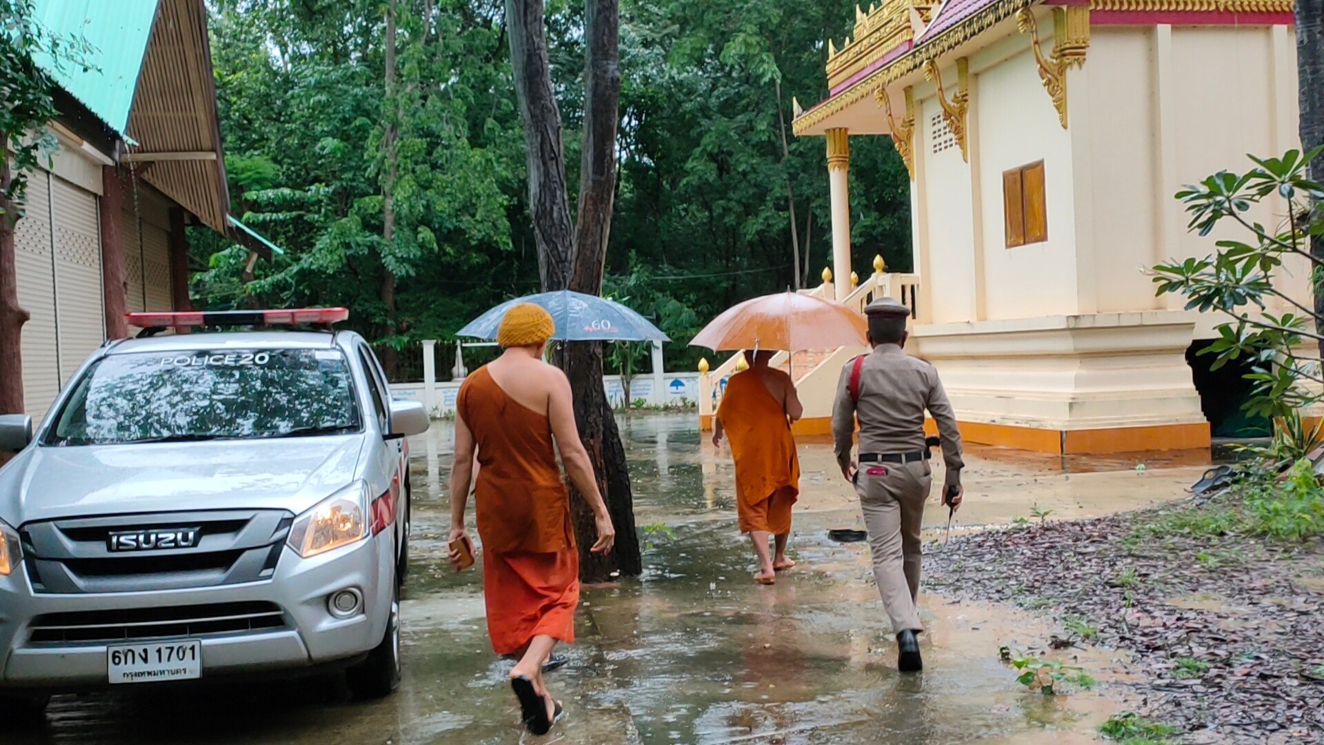​ เจ้าอาวาสวัดดัง อ.นางรองเตือนนร.มั่วสุมสูบบุหรี่ในวัด ฉุดจัด​ปาระเบิดปิงปองใส่พระ-โยมวิ่งหนีกระเจิง