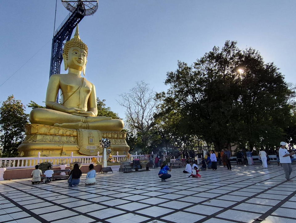 ชาวบุรีรัมย์แห่ไหว้ “พระสุภัทรบพิตร” บนยอดเขากระโดง ขอพรชีวิตร่มเย็น อธิษฐานชายแดนไทย–กัมพูชาสงบสุข