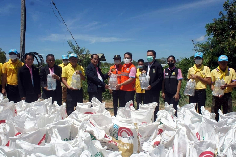 รองผู้ว่าฯยโสธร ลงพื้นที่ให้กำลังใจ ปชช. ร่วมบรรจุกระสอบทรายทำคันป้องกันน้ำท่วมพื้นที่เกษตร