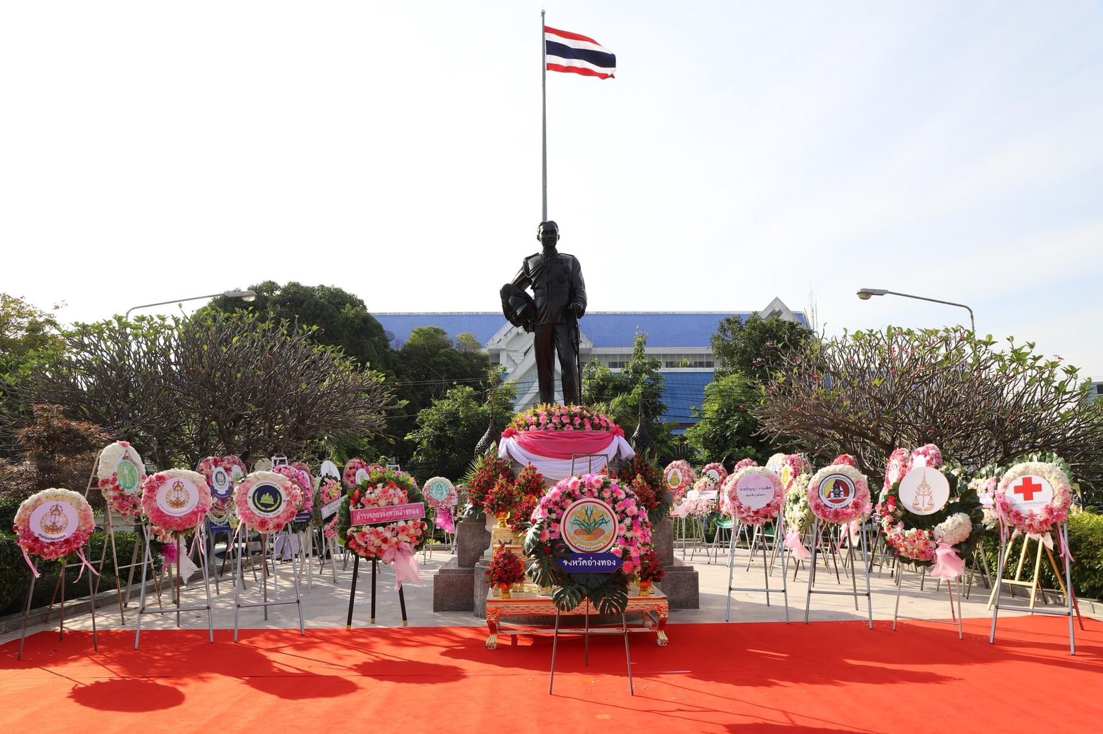 อ่างทอง จัดพิธีวางพวงมาลาน้อมรำลึกในพระมหากรุณาธิคุณ เนื่องในวันคล้ายวันสวรรคต พระบาทสมเด็จพระจุลจอมเกล้าเจ้าอยู่หัว 23 ตุลาคม 2565