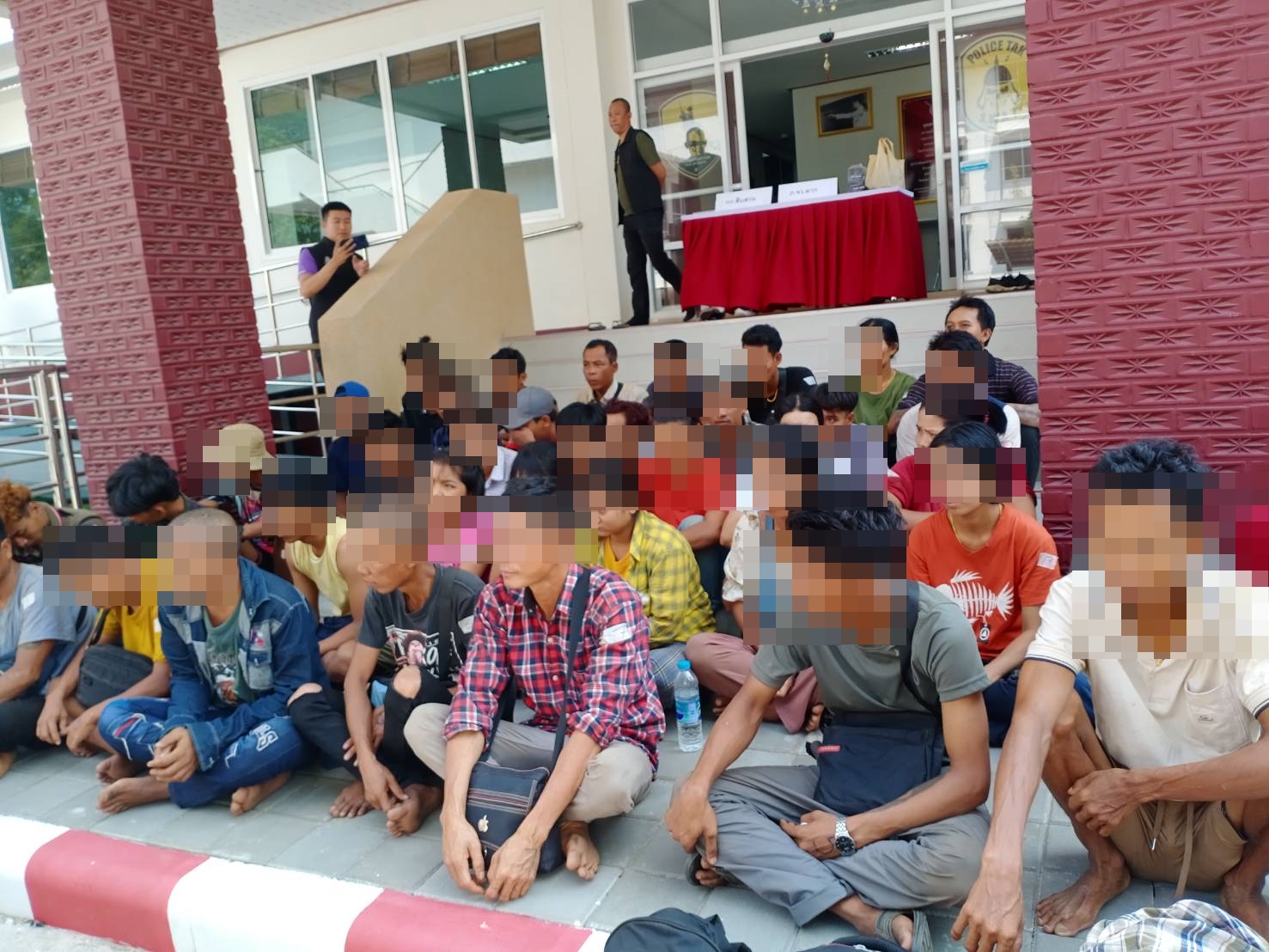  ตำรวจ รวบขบวนการลักลอบขนแรงงานต่างด้าวสัญชาติเมียนมา  40 คน พร้อมผู้ต้องหานำพา คนไทย 5 คน