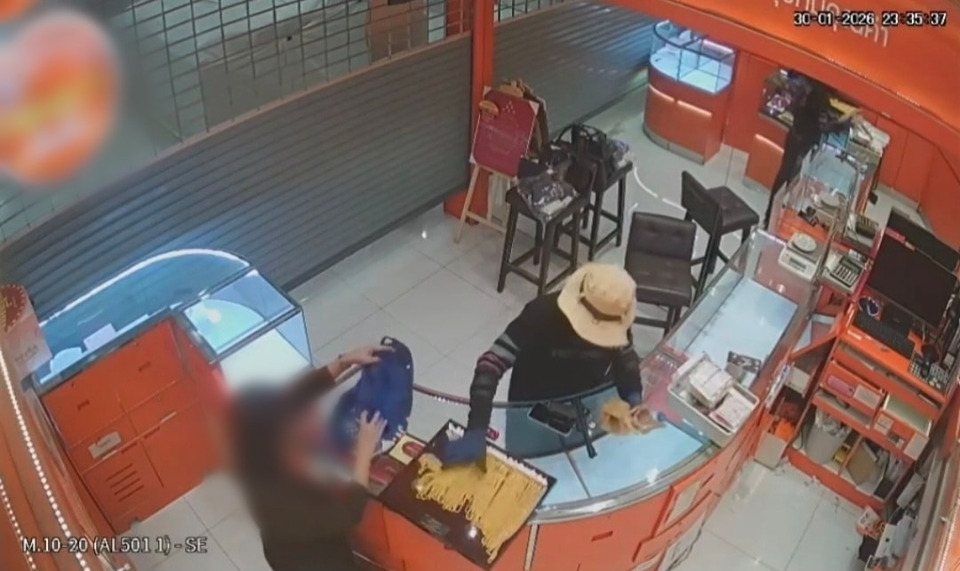 อุกอาจ! คนร้ายมุดร้านทองกลางห้างดัง ใช้ปืนขู่พนักงาน กวาดทอง 149 บาท มูลค่ากว่า 11 ล้าน ก่อนหลบหนีลอยนวล