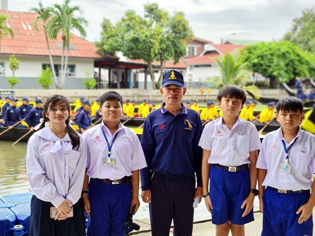 สุดประทับใจ!! นักเรียนเข้าชมเรือพระราชพิธี นำภาพวาดเรืออสุรวายุภักษ์ มอบครูฝึกเห่เรือ