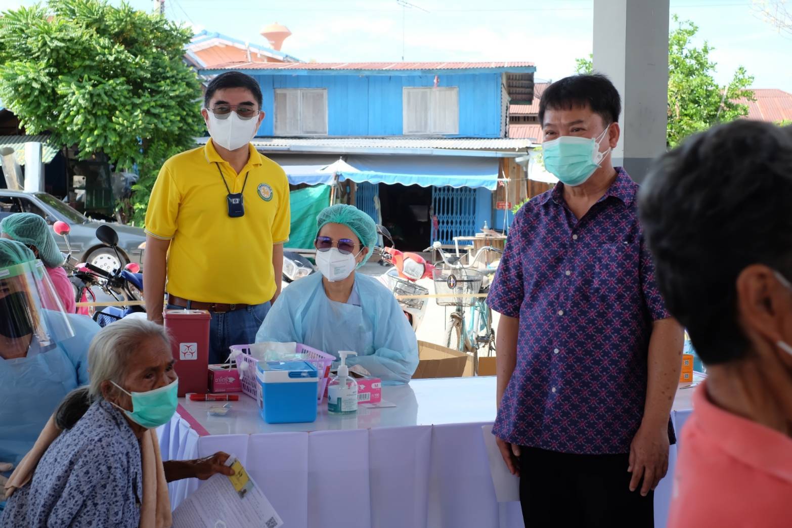 เทศบาลตำบลดีลัง​ อำเภอพัฒนานิคม ร่วมกับโรงพยาบาลพัฒนานิคมฉีดวัคซีนให้กับผู้สูงอายุ