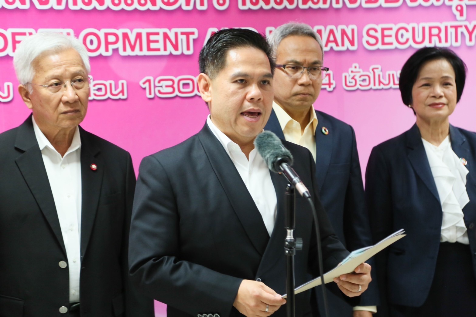 ชาวบ้านจ่อเฮ พ.ค.นี้ “วราวุธ” เผยข่าวดี พม.ลดดอกเบี้ยบ้าน พอช. 0.5 %