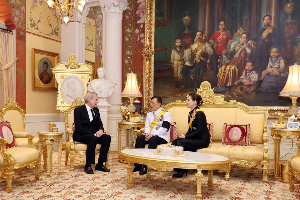 “ในหลวง–พระราชินี” เสด็จออกพระที่นั่งอัมพรสถาน พระราชทานพระบรมราชวโรกาสให้เอกอัครราชทูตต่างประเทศเข้าเฝ้าฯ กราบบังคมทูลลา