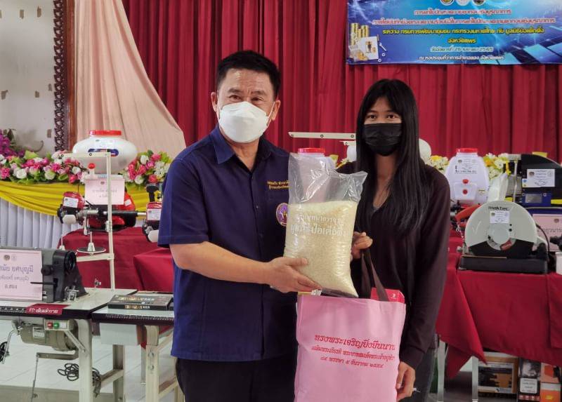  ผู้ว่าฯแพร่ กล่าวต้อนรับคณะกรรมการมูลนิธิป่อเต็กตึ๊งร่วมมอบวัสดุเพื่อประกอบอาชีพแก่ครัวเรือนเป้าหมาย 
