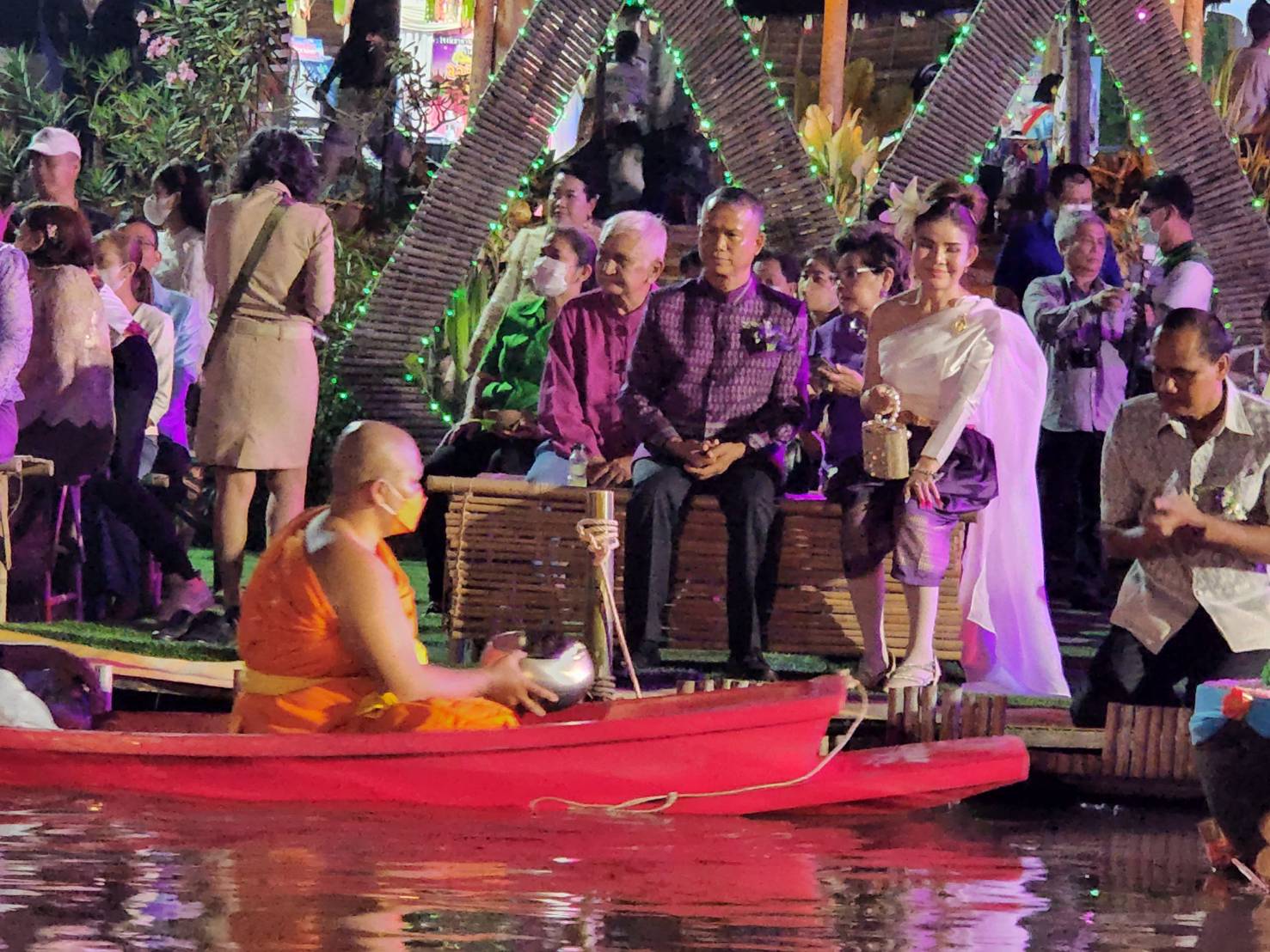"พิจิตร" ลอยกระทงลาวา สายธาราดงกลาง กระทงสายนับหมื่นแสงระยิบระยับในท้องน้ำ 