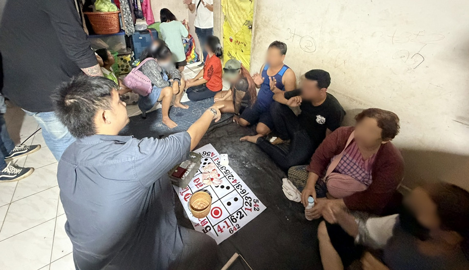 ชาวบ้านทนไม่ไหว แจ้งตร.สัตหีบบุกจับวงไฮโล 11 ราย ริมทะเลบางเสร่