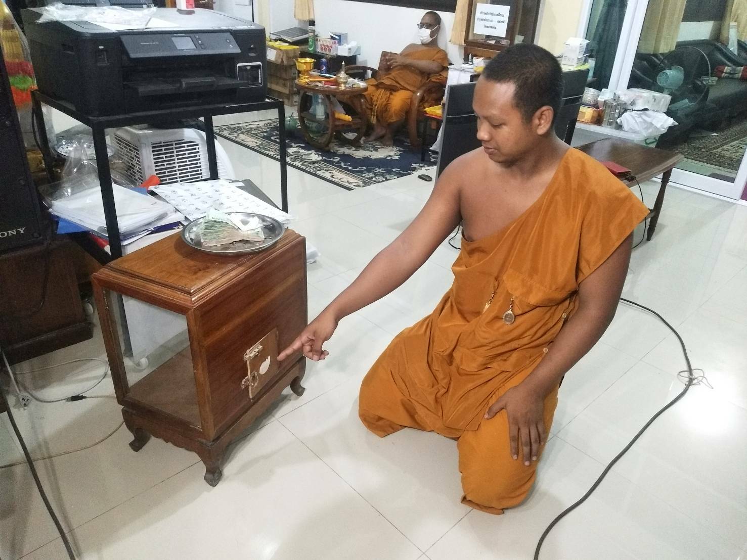 นครนายก โจรผัวเมียใจบาป ทำทีจะถวายสังฆทาน สุดท้ายงัดตู้บริจาค