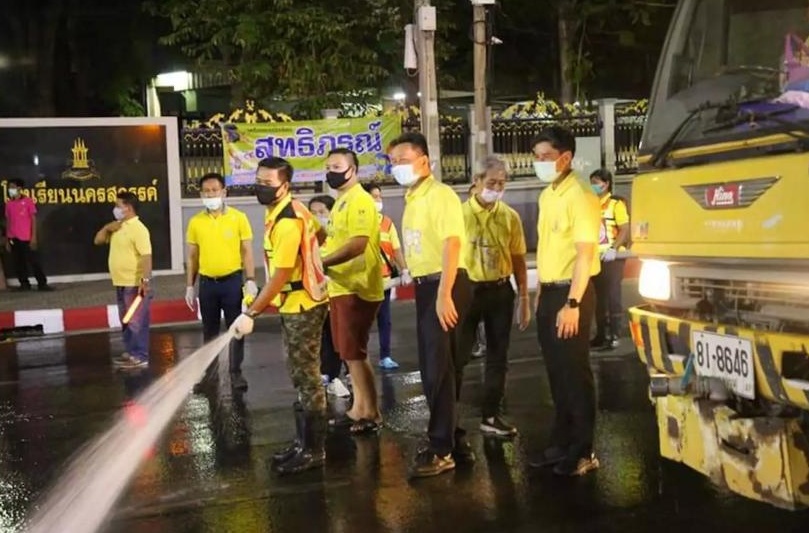 เจ้าหน้าที่และอาสาสมัคร จ.ปราจีนบุรี - นครสวรรค์ ร่วมทำความสะอาดเมืองกำจัดเชื้อไวรัสโควิด-19 