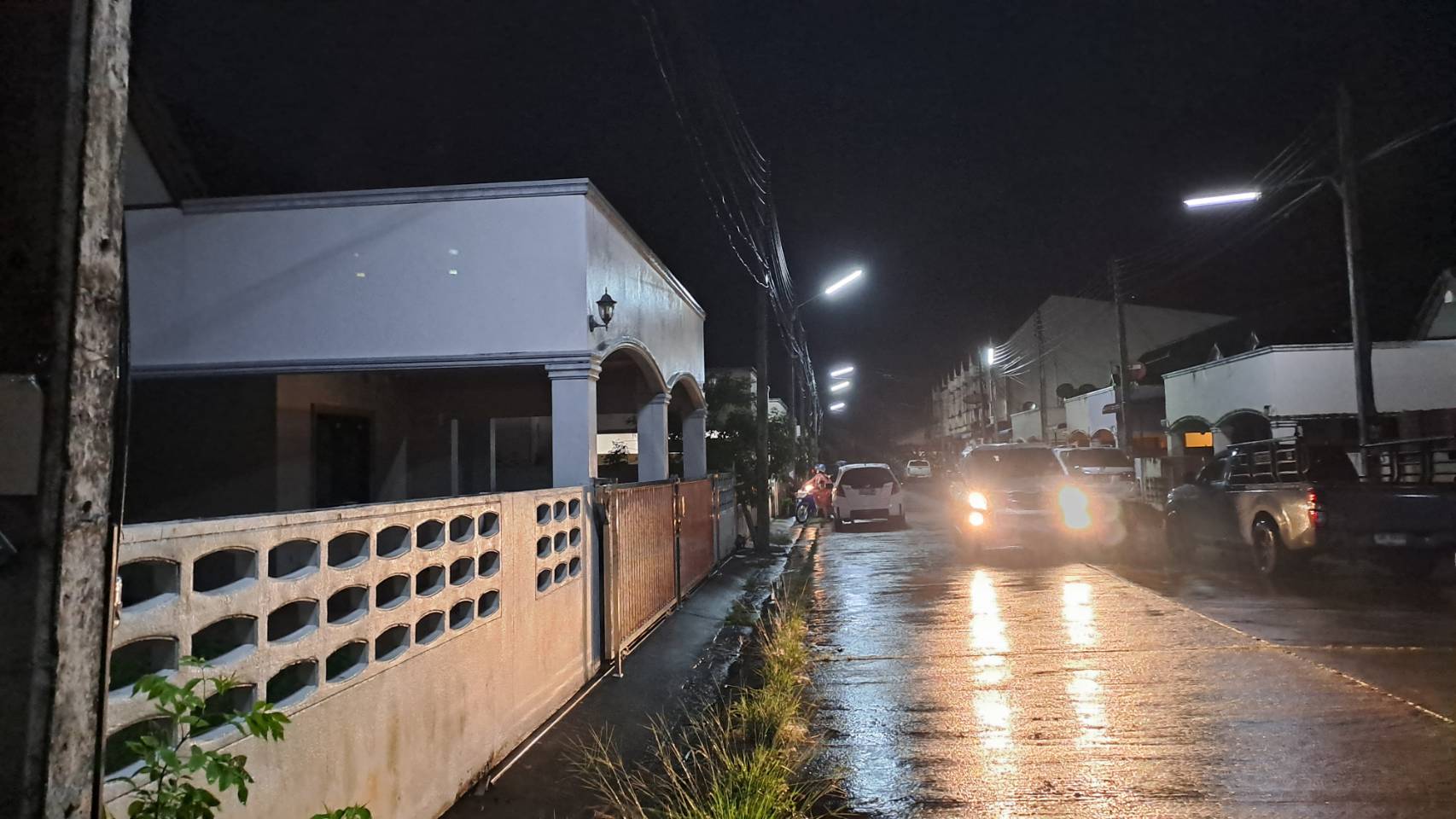 ชาวบ้านพังงาผวาฝนตกหนักดินริมคลองถนนใหม่สไลด์เป็นแนวยาวถึงตัวบ้าน