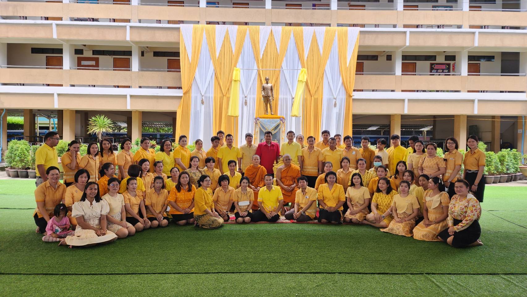 พระพรหมกวี ศิษย์เก่าโรงเรียนบ้านปล่องเหลี่ยม จัดสร้างและทำพิธีเปิดอนุสาวรีย์ ผู้ใหญ่ใช้ ทองใบ