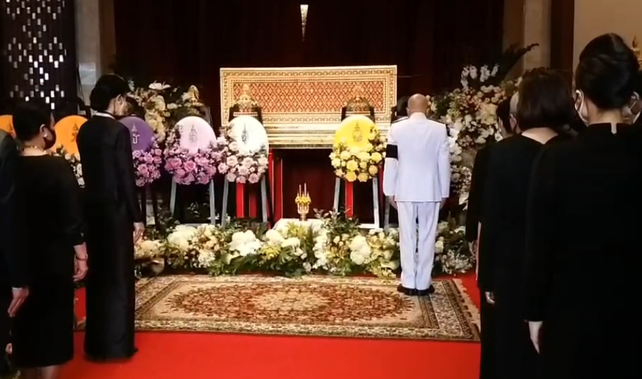  ในหลวงโปรดเกล้าฯ 'จิตรพัฒน์ ไกรฤกษ์'อัญเชิญ  พวงมาลาหลวง-พวงมาลาพระราชทานวางหน้าหีบศพ"สรพงศ์ ชาตรี"
