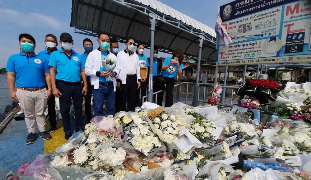 หน.พรรคไทยชนะ คนสนิท "พ่อโส" ร่วมวางดอกไม้ไว้อาลัย "แตงโม"