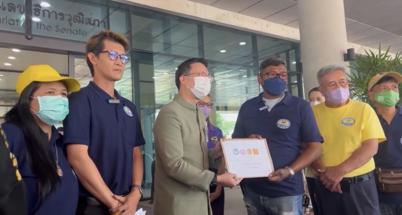 กลุ่ม "ศปปส."บุกสภาฯยื่น นส. ถึง "พรเพชร" ขวาง ส.ว.โหวตหนุนพรรคที่ต้องการแก้ไขม.112 