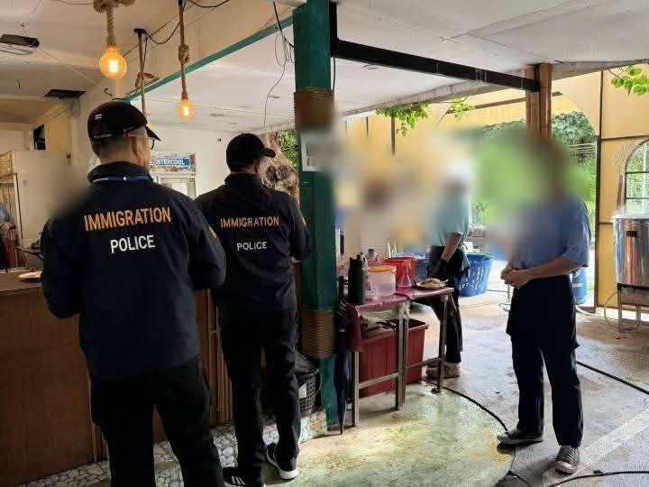 ตม.กาญจน์บุกตรวจร้านหมูกระทะดังท่าม่วง พบแรงงานลาว 6 ราย ไม่มีใบอนุญาตทำงาน