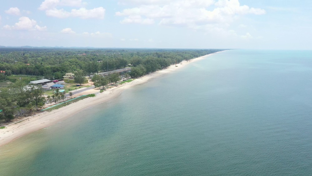 "ชายหาดม่วงงาม" กำลังถูกพัฒนาให้สวยงามมากขึ้น กับโครงการก่อสร้างเขื่อนป้องกันตลิ่งริมทะเล พร้อมปรับปรุงภูมิทัศน์ โดยกรมโยธาธิการและผังเมือง