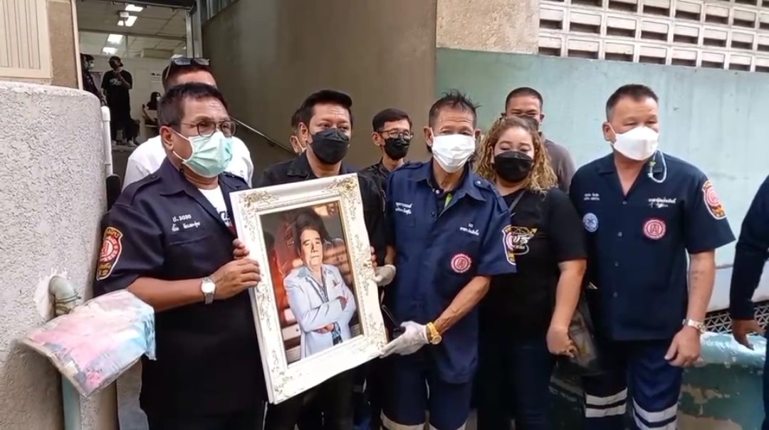 ครอบครัว “ ศรเพชร ศรสุพรรณ” เคลื่อนย้ายศพไปประกอบพิธีที่วัดยางไทยเจริญผล สุพรรณบุรี   