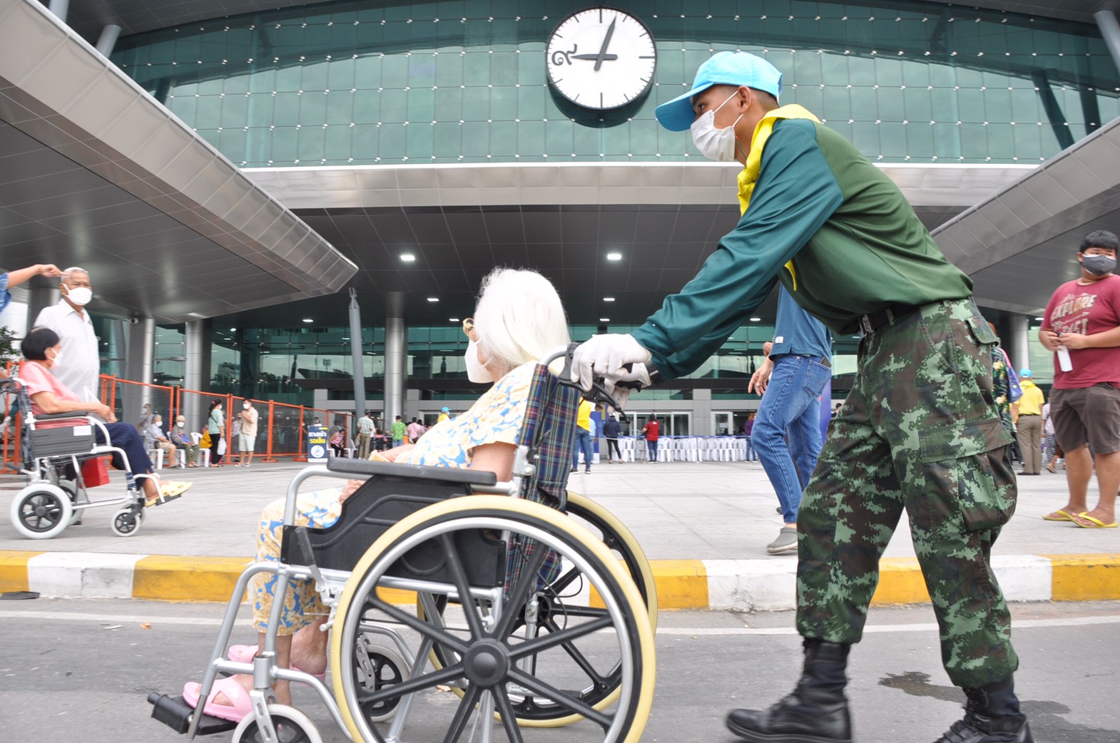ศปม.ส่งทหารอำนวยความสะดวกปชช.ฉีดวัคซีนโควิด สถานีกลางบางซื่อ (ประมวลภาพ)
