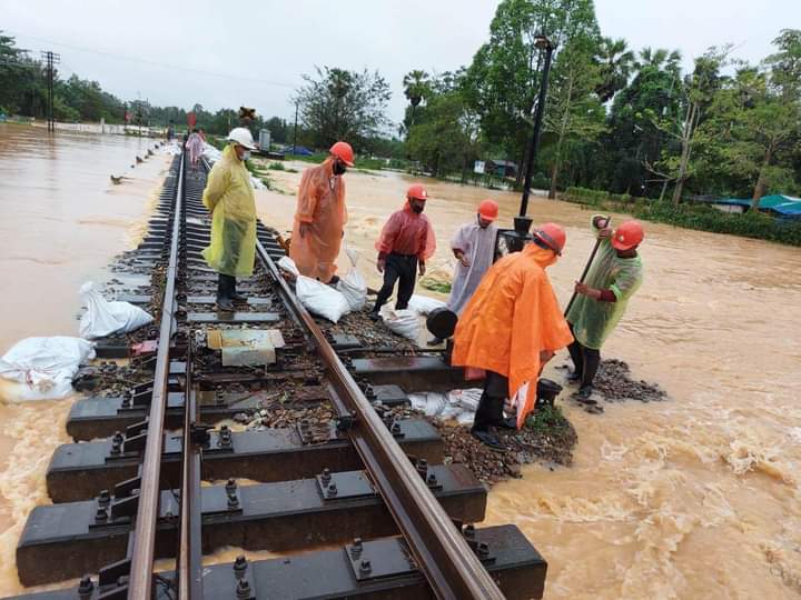 รถไฟสายใต้เปิดให้บริการตามปกติ หลังระดม จนท.ซ่อมแซมทางรถไฟที่ได้รับความเสียหายจากน้ำท่วม