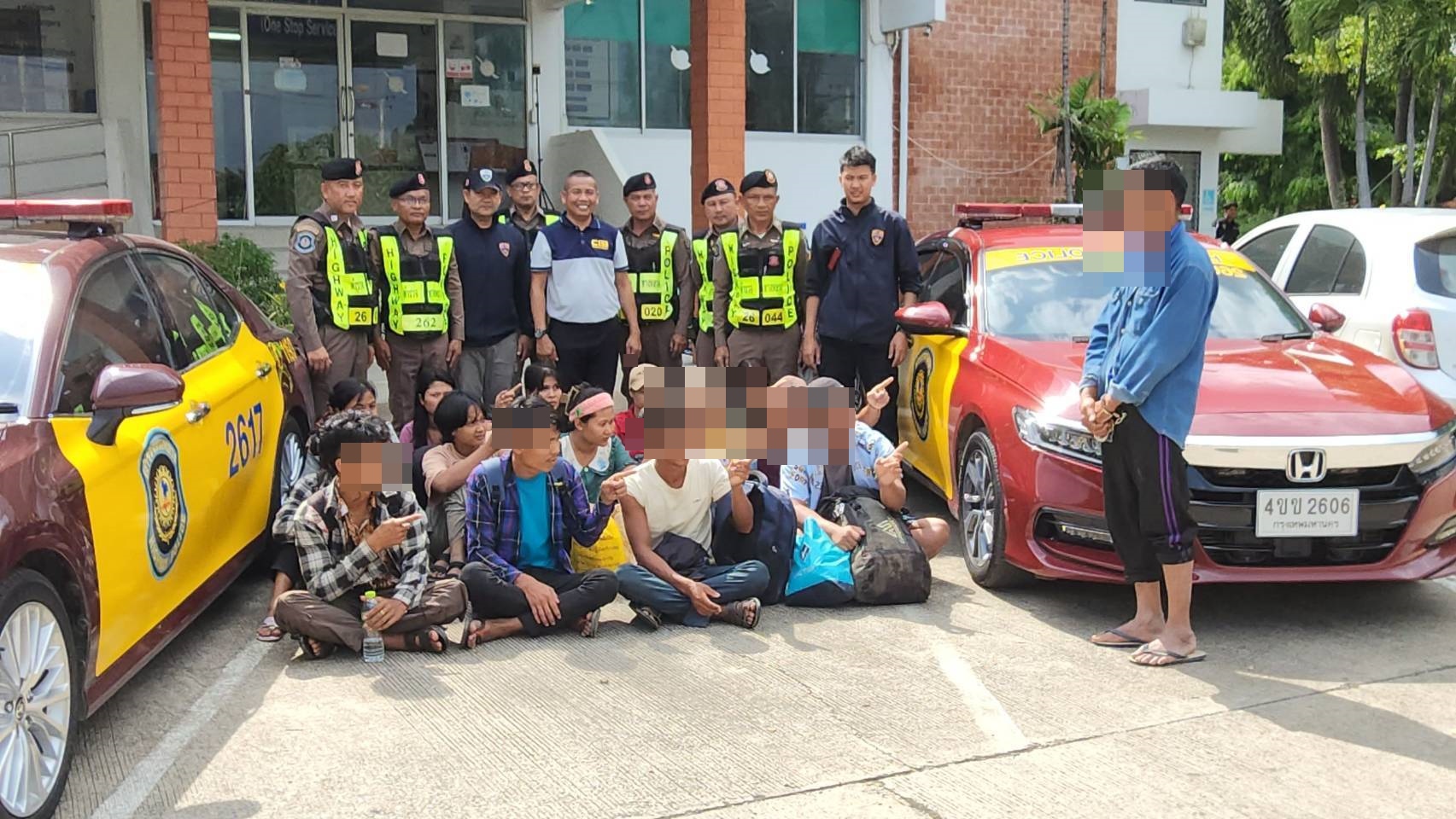 ตร.ทางหลวงเจอพิรุธเรียกรถมิตซูฯ ปาเจโร่หยุดตรวจเจอซุกต่างด้าว 14 คนหลบหนีเข้าเมือง  