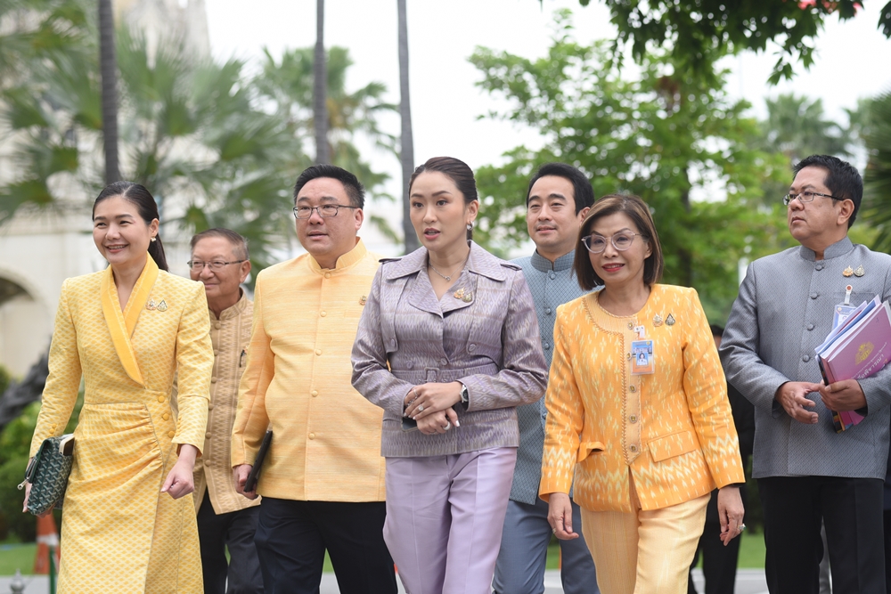 "นายกฯ" นั่งหัวโต๊ะประเดิมถก ครม.นัดแรก ไม่เสียสมาธิเสียงม็อบหน้าทำเนียบฯ รับรายงานน้ำท่วมพะเยาแล้ว ลดเหลือแค่แข้ง 