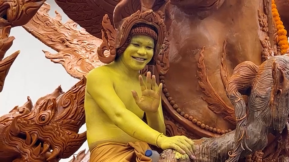 ฮือฮา! “พญามารสุดน่ารัก” ต้นเทียนพรรษาอุบลฯ ใช้คนจริงรับบทหุ่น นักท่องเที่ยวแห่เซลฟี่