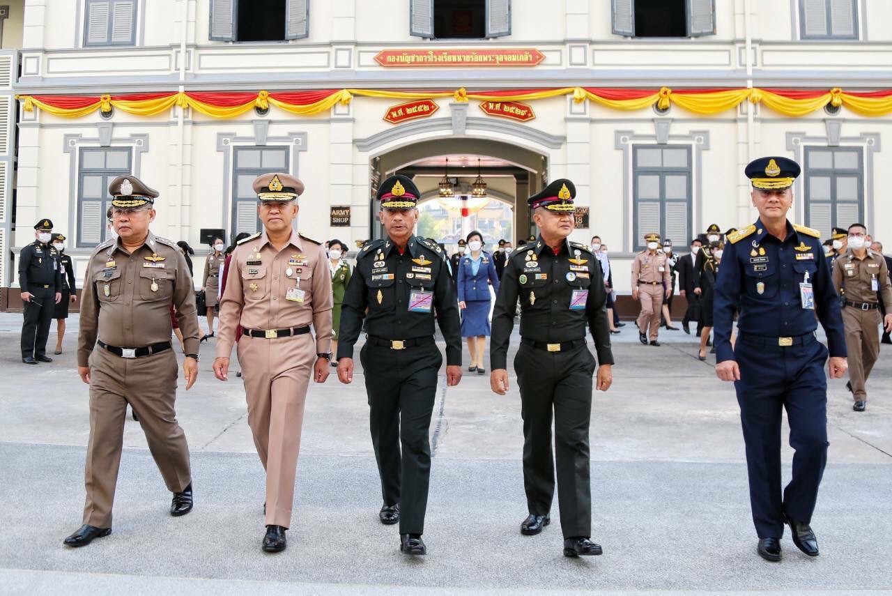 "ผบ.เหล่าทัพ" งดออกเสียงโหวตเลือกนายกฯ ย้ำจุดยืนวางตัวเป็นกลางทางการเมือง