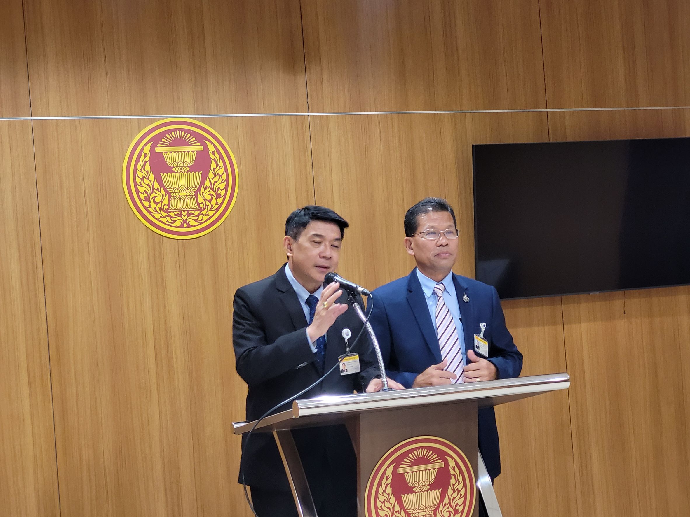 "สฤษฏ์พงษ์" โวยมีกระบวนสกัดไม่ให้ "กม.กัญชา" ผ่าน ด้าน "คารม" เชื่อถ้าไม่ผ่านอาจมี ส.ส. 20-30 คนลาออก 