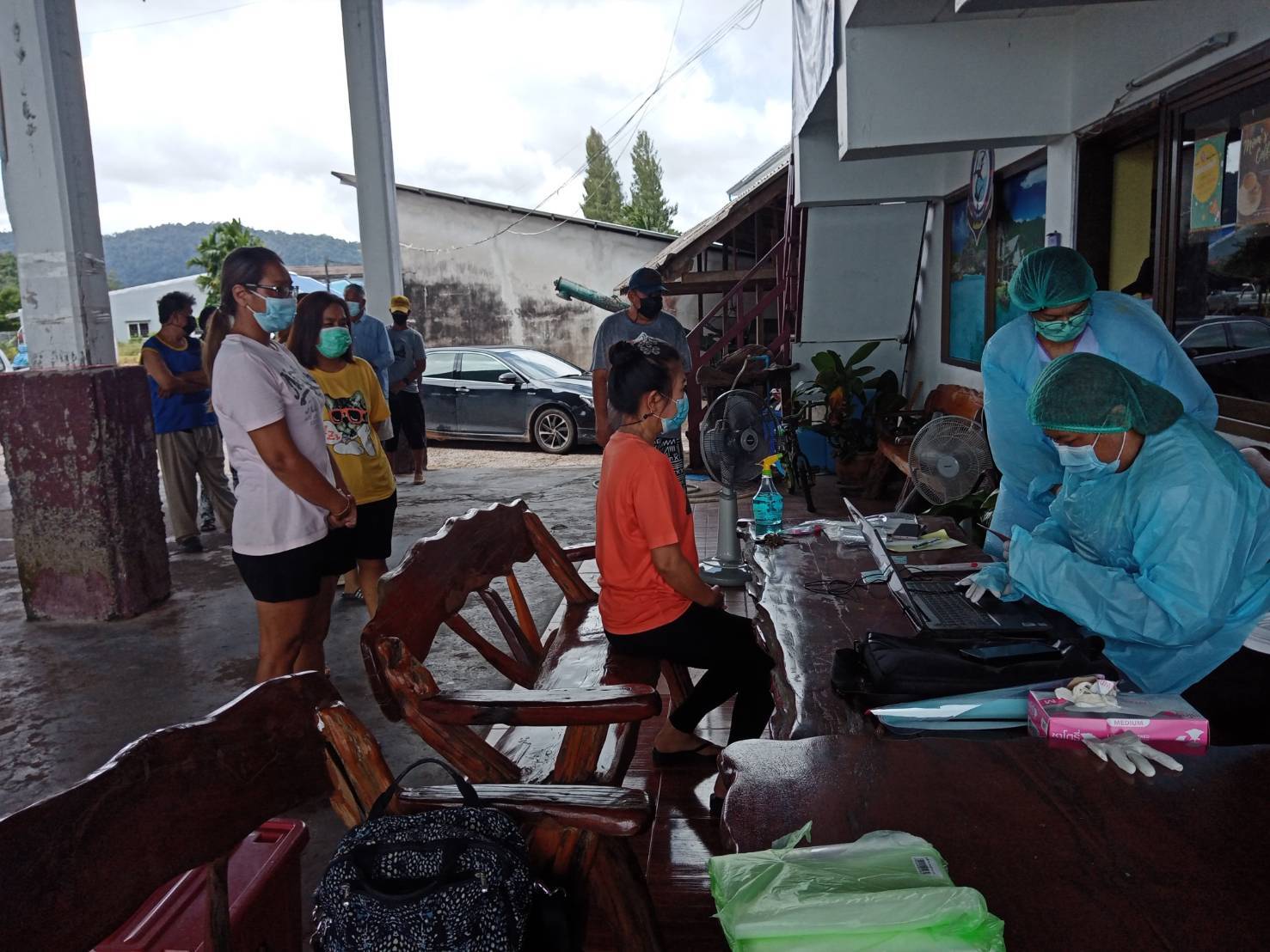 เร่งตรวจเชิงรุก ชาวบ้านหมู่ 3 บ้านหินลาด อำเภอคุระบุรี หลังพบผู้ติดเชื้อเพิ่ม