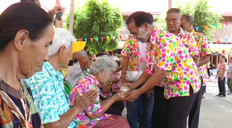 สีสันวันสงกรานต์'อบต.ไร่รถ'สุพรรณบุรีจัดกิจกรรมรดน้ำดำหัวผู้สูงอายุเล่นเกมสนุกสนานแจกไข่ไก่-ข้าวสาร