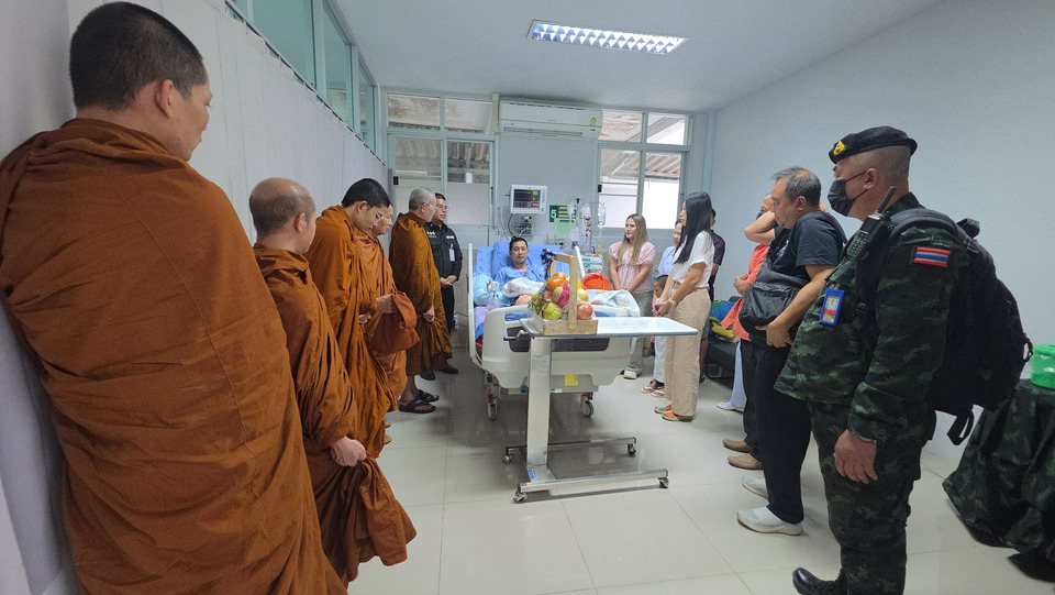 อุบลราชธานี แห่ส่งกำลังใจ “จ่าโจ้” ทหารเหยียบกับระเบิดชายแดน ผ่าตัดครั้งที่ 4 สำเร็จ ส่งต่อรักษา รพ.พระมงกุฎเกล้า