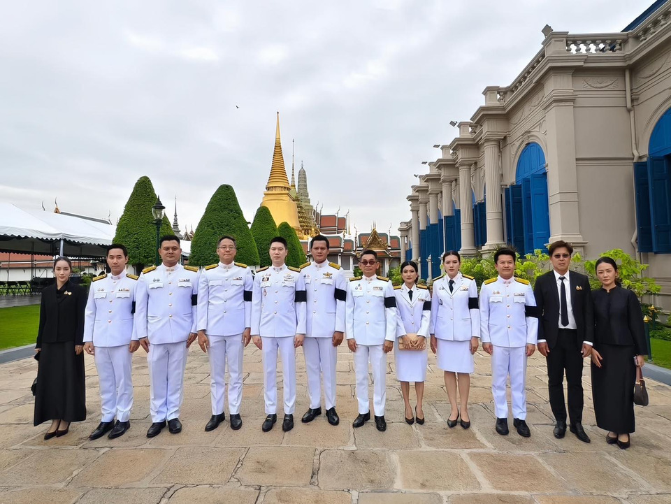 "เท้ง" มอบ "หมอวาโย" นำทีมสส.-คณะทำงาน "ปชน." ลงนามแสดงความอาลัย "พระพันปีหลวง" เตรียมลงนามถวายสักการะที่สถานกงสุลฯนิวยอร์ค