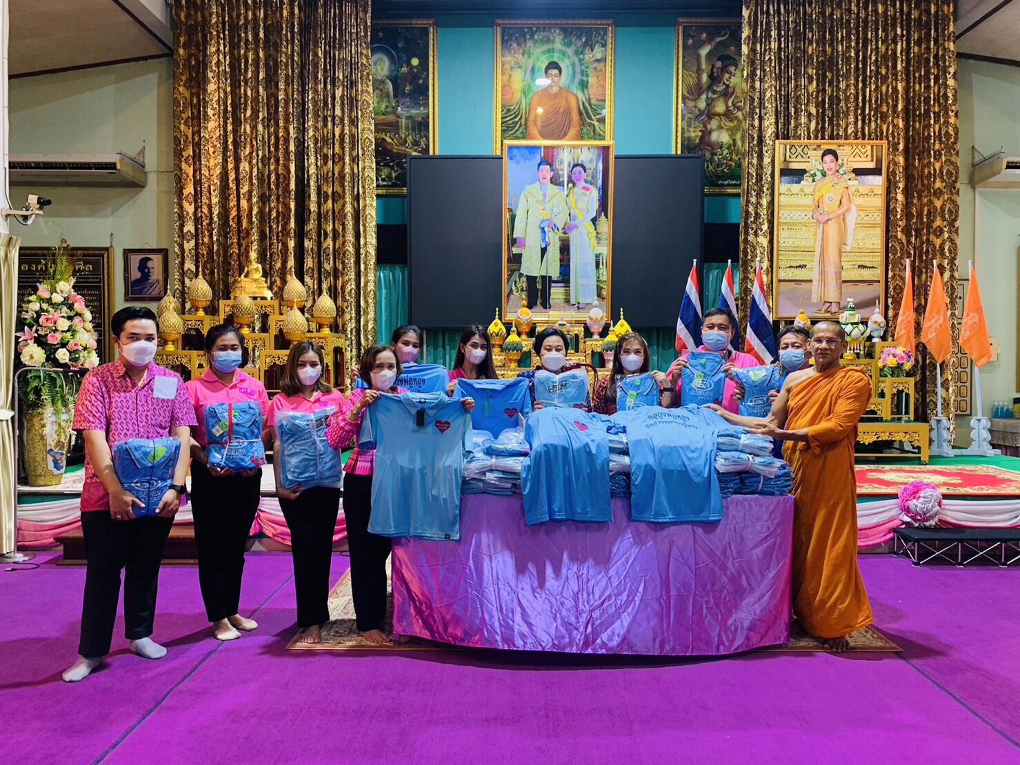 ศูนย์ช่วยเหลือสังคมวัดอ่างทองวรวิหาร มอบเสื้อ จำนวน 539 ตัว เพื่อแจกให้คนพิการในงานวันคนพิการสากลจังหวัดอ่างทอง