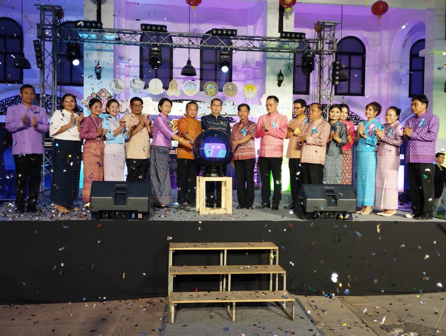 ยโสธรร่วมใจเดินแบบนผ้าไทยรณรงค์ให้ภาครัฐเอกชนตลอดจนปชช.สวมใส่ผ้าไทย