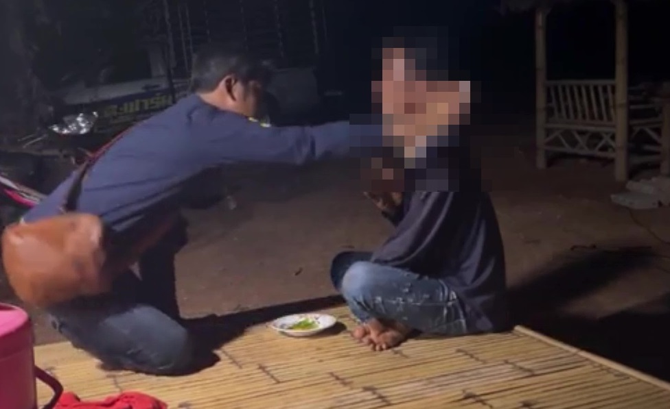ชาวบ้านผวาหนุ่มสติแตกกินแต่น้ำแดงทั้งวันวิ่งเข้าห้องพระชาวบ้าน
