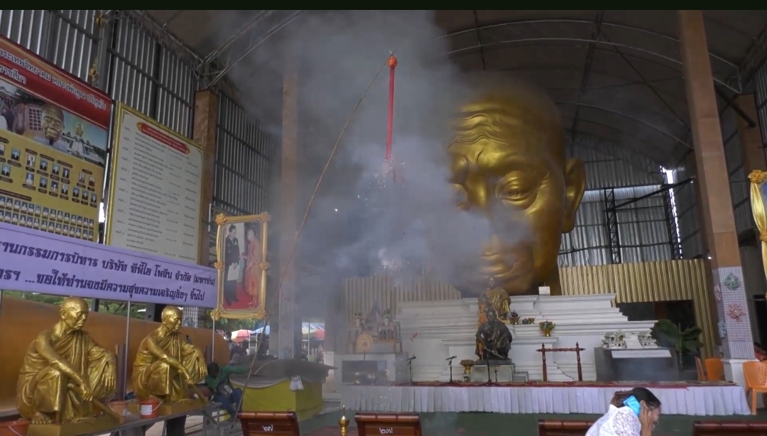 ชาวบ้านโคราช แห่ถ่ายเลขเด็ดโค้งสุดท้ายประทัด 2,000 นัด หลวงพ่อคูณองค์ใหญ่สุดในโลก