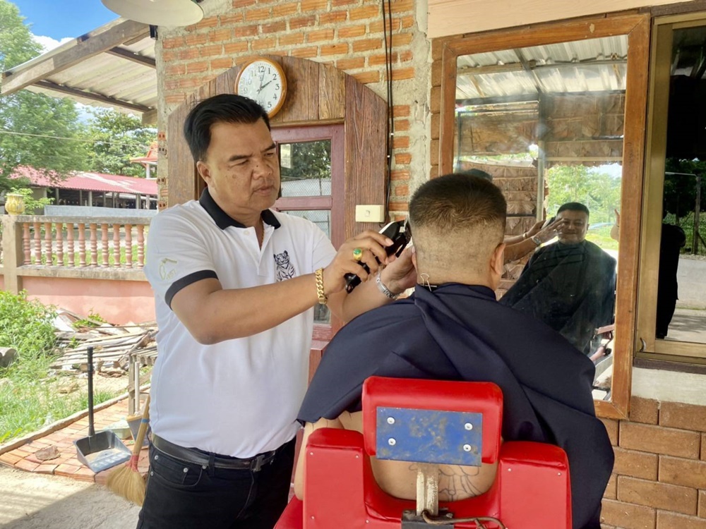 “ผู้ใหญ่หมี แม่สอด” เปิดตัดผมฟรี ให้ชาวบ้านทุกวันอาทิตย์ เพื่อบริการประชาชน
