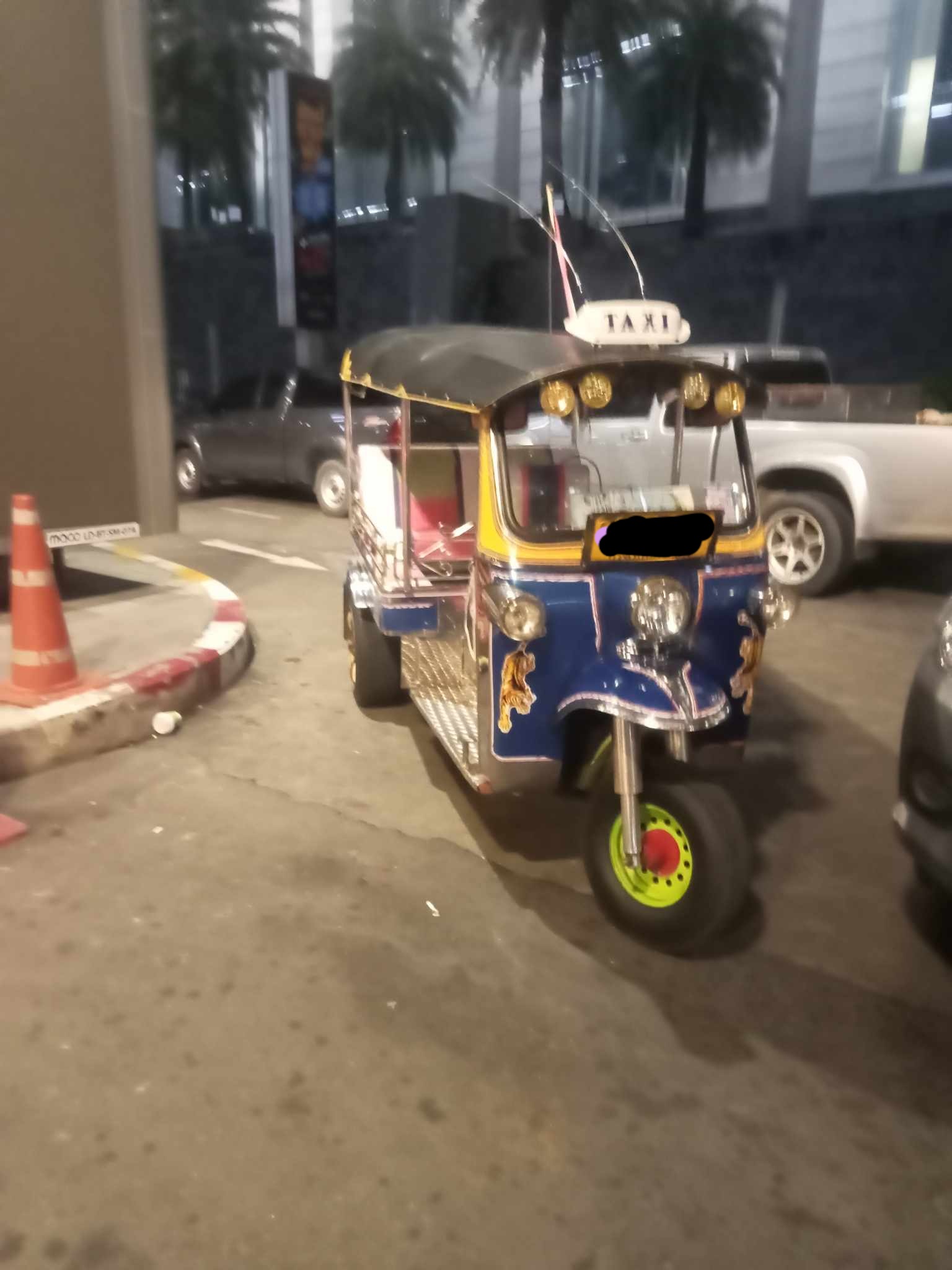 ตุ๊กครวญ ส่งลูกค้าหน้าห้างดังเขตปทุมวันวันเดียวโดนล็อคล้อ 3 ครั้งรวด