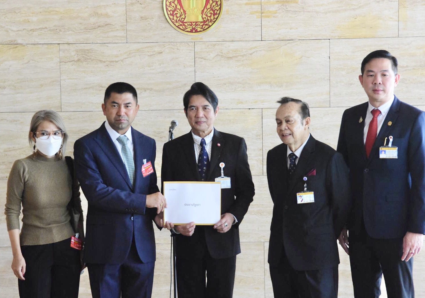 “บิ๊กโจ๊ก” ยื่น “ประธานสภาฯ” ล่าชื่อถอดถอน “กรรมการปปช.” ตั้งแท่นส่งศาลฎีกาฯ ชี้พฤติการณ์ส่อทุจริต มั่นใจ 2 สัปดาห์ได้ครบ 2 หมื่นชื่อ
