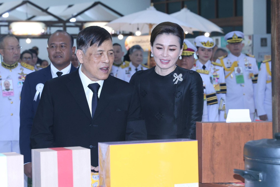 "ในหลวง-พระราชินี" ทรงรับผู้บาดเจ็บ-ผู้เสียชีวิต จากเหตุเครนถล่มพระราม 2 ไว้ในพระบรมราชานุเคราะห์